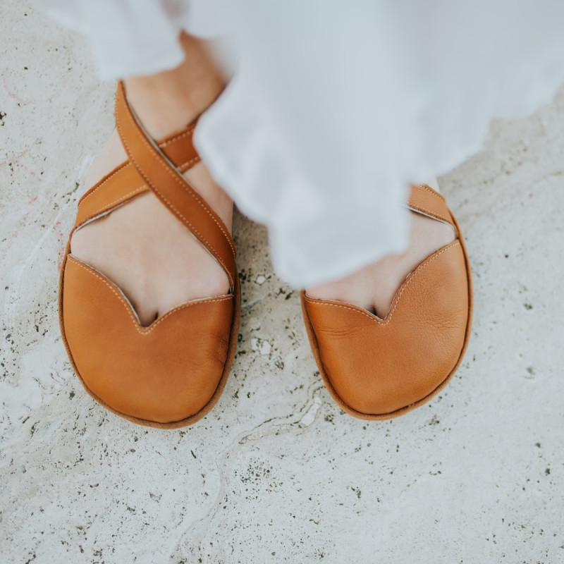 leder-sandalen-barfuss-hellbraun-minimalistisches-design