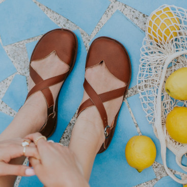 braune-leder-barfuss-sandalen-breite-zehenbox-magical-shoes