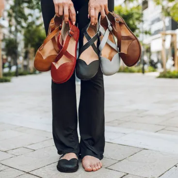Hellbraune Barfuß‑Sandalen – Leder, breite Zehenbox | Magical Shoes - MONA