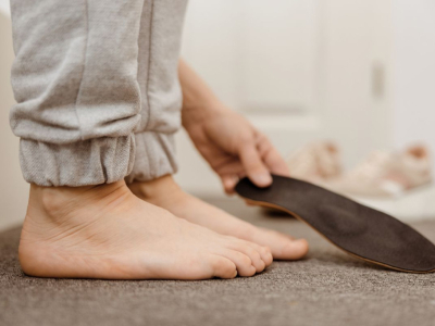 Plattfuß: Ursachen, Symptome, Behandlung und Vorbeugung
