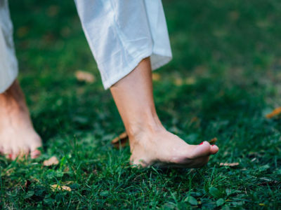 Warum lohnt es sich, barfuß zu gehen?