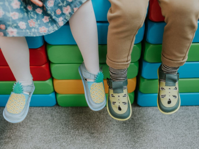 Gesund und farbenfroh – Barfußschuhe für den Kindergarten