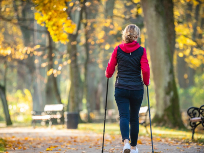 Jugend und Vitalität – Zwei Enden eines Nordic-Walking-Stocks