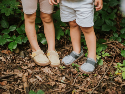 Minimalistische Schuhe: Wie wählt man Schuhe für Kinder aus?